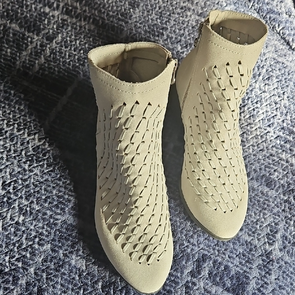 Elegant‎ Cream Ankle Boots